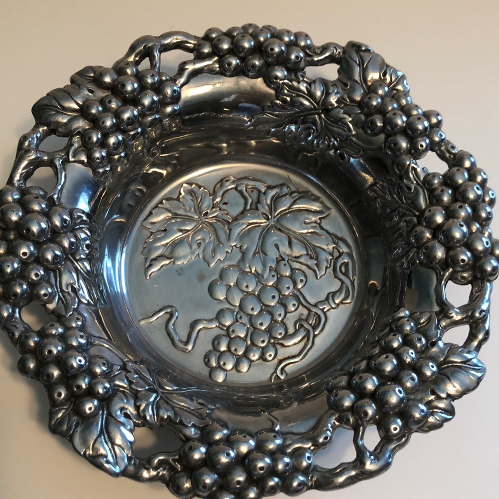 Arthur Court 1995 Aluminum Grape Clusters Wine Bottle Holder Coaster